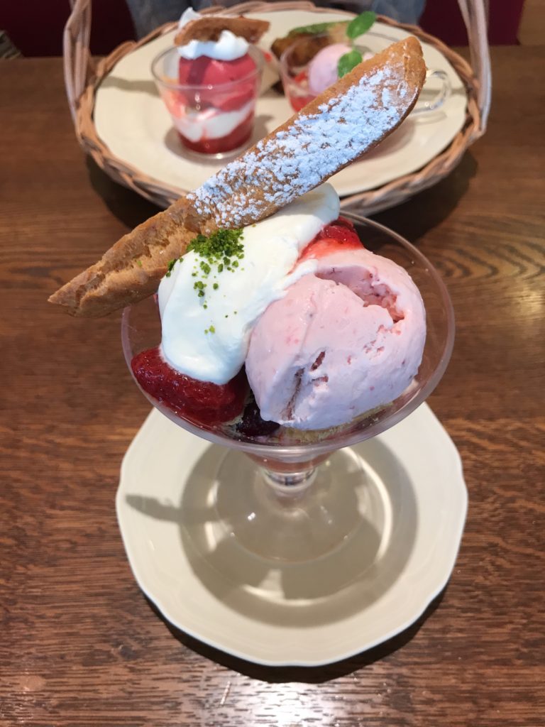 苺とヨーグルトクリームのパフェ